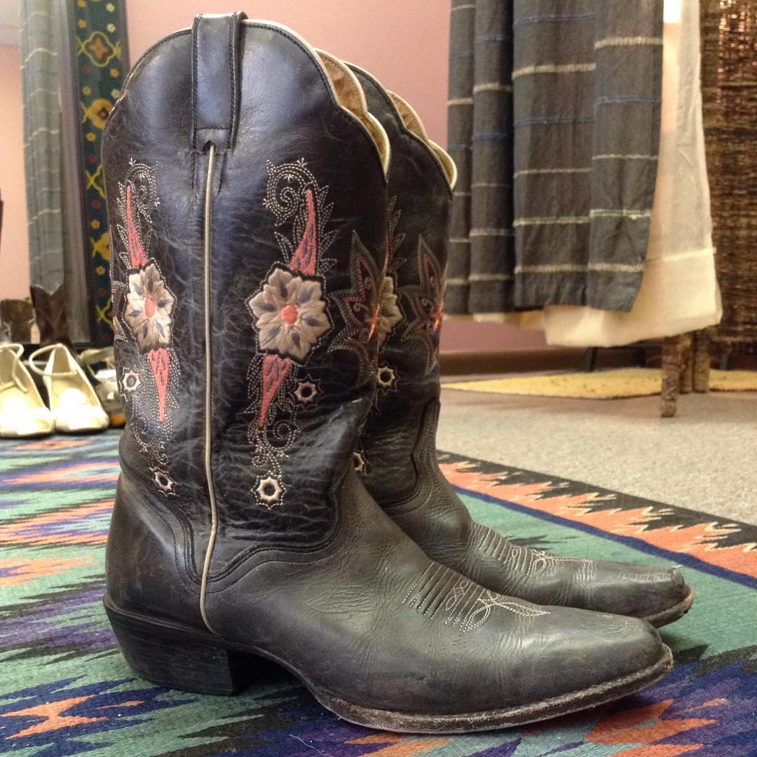 gorgeous vintage cowboy boots
